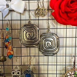 Beautiful Vintage Silver Spiral 2” Drop Statement Earrings